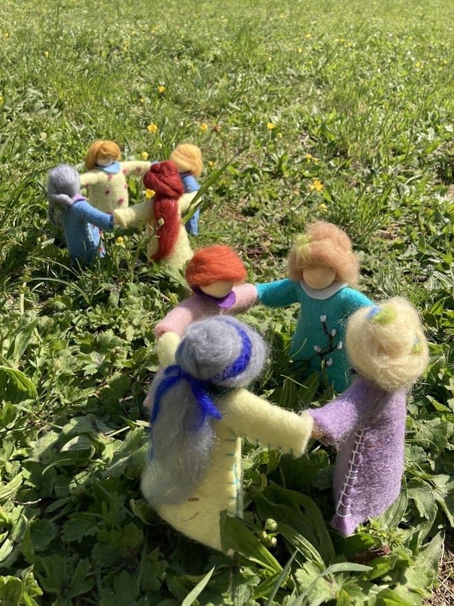 Sinfonia di Primavera nella pedagogia steineriana, fiori, glicini e nidi che evocano rinascita, gioia e armonia nella natura e nell’anima dei bambini