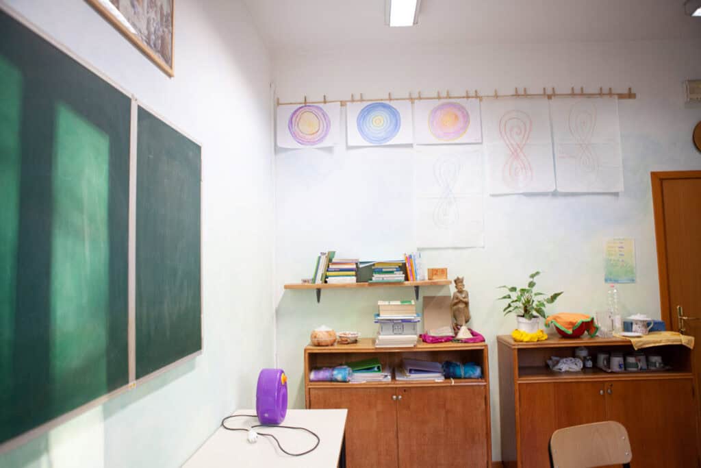 Interno del laboratorio dell’associazione per attività di educazione parentale secondo il metodo Waldorf