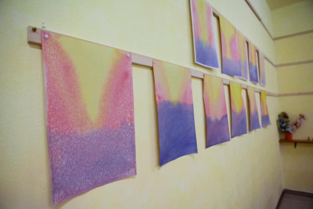 Disegni ad acquerello realizzati dai bambini secondo il metodo di educazione parentale Waldorf