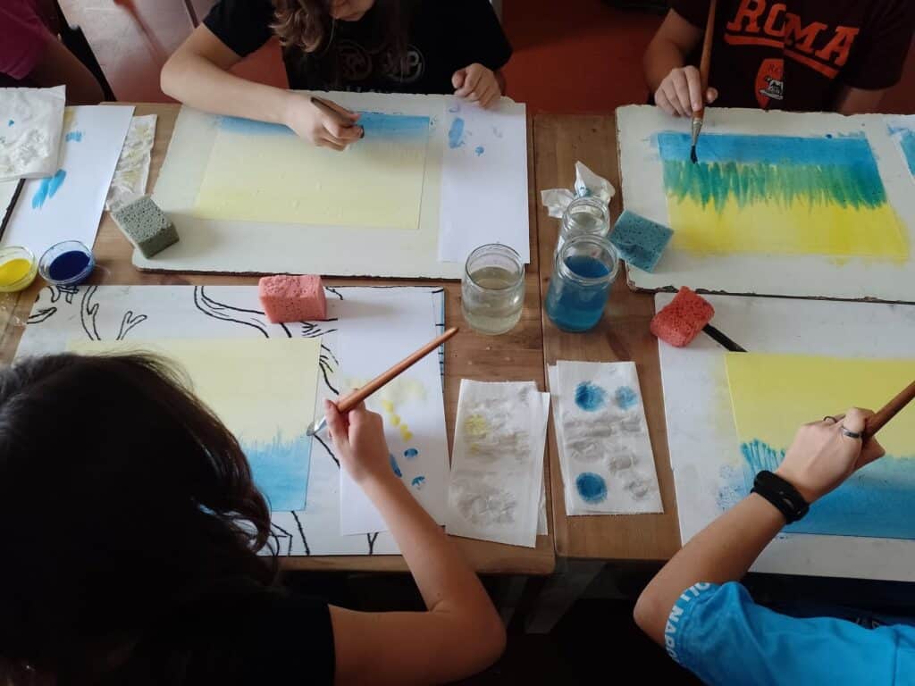 Disegni ad acquerello realizzati dai bambini in gruppo secondo il metodo steineriano