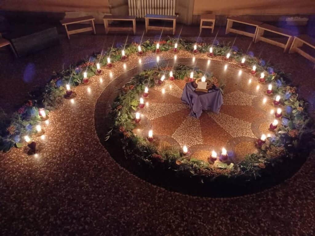 Candele a spirale esposte durante la festa dell’Avvento secondo il metodo Waldorf