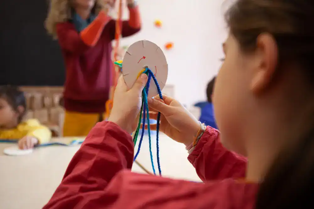 Bambini che camminano nel prato fiorito con cestini durante i giochi all'aperto